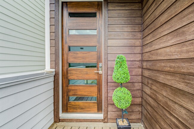 Building Photo - 1131 W 17th St