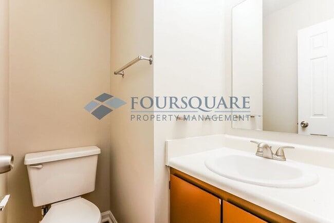 Building Photo - Inviting 2-Bed Townhome with Front Porch, Private Parking  & Storage