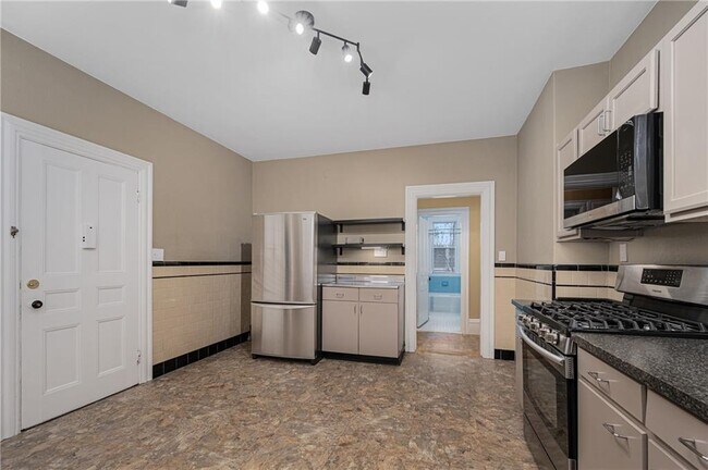 Building Photo - 22 Sycamore St