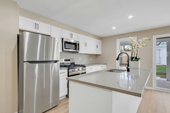 Building Photo - 171 Van Horne St