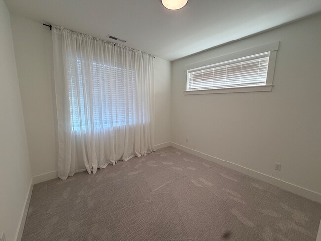 Building Photo - 307 Talons Dr