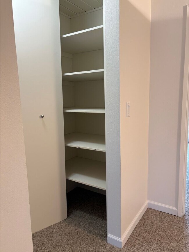 Building Photo - Beautiful townhome in the heart of Tigard ...