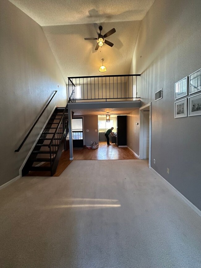 Building Photo - 2 Bedroom +Loft Condo/ 1 full bathroom in ...