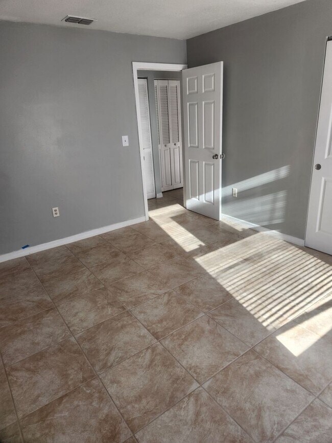 Building Photo - 2 Bedroom/2 Bath with rear lanai/porch area ~ Kissimmee