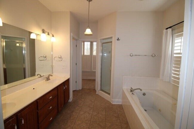 Building Photo - 183 W Commons Dr