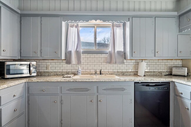 Building Photo - Fully Furnished Rental!!