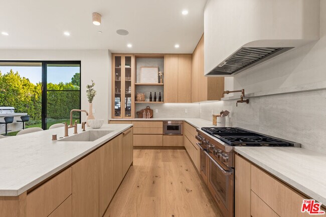 Building Photo - 11748 La Maida St