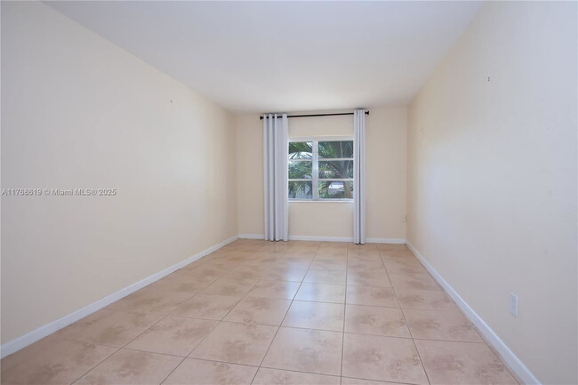 Building Photo - 13903 SW 90th Ave