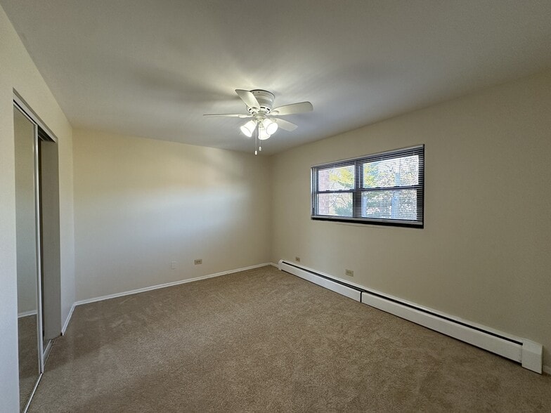 Building Photo - 1644 W Sherwin Ave