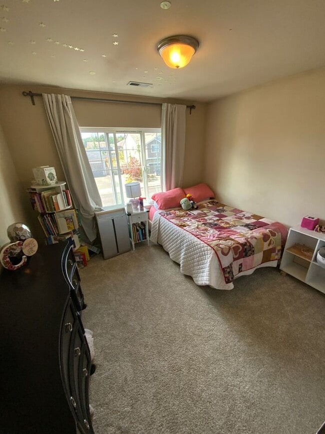 Building Photo - Puyallup Valley 4bdr 2.5bath w/ a POOL
