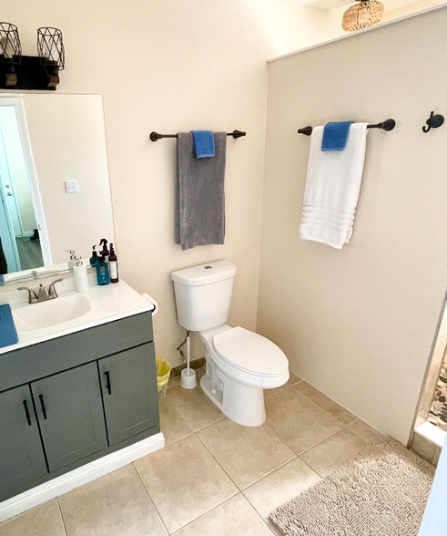 Building Photo - 5333 Longridge Ave