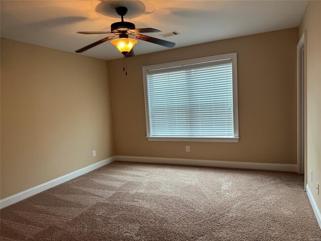 Building Photo - 436 Sydney Dr N