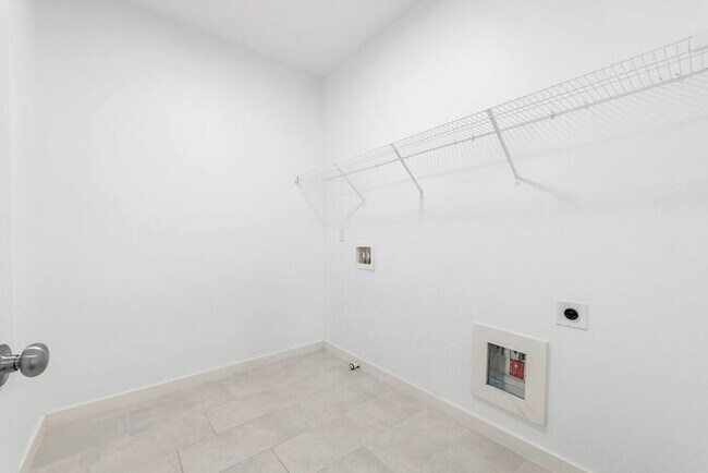 Building Photo - 3388 Kelowna Ct