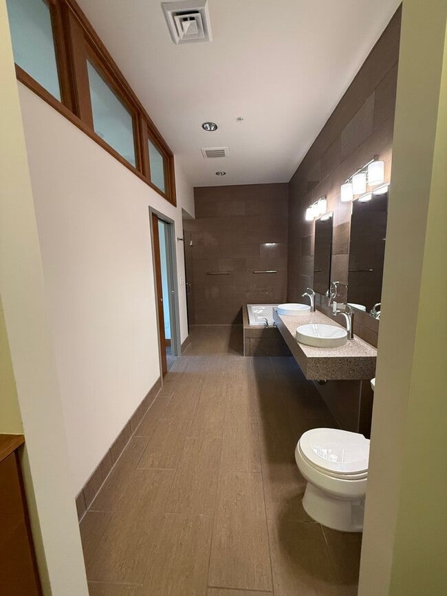 Building Photo - Blue Earth One Bedroom For Lease