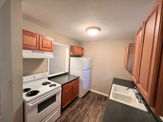 Building Photo - Great Location! Leasing for 26/27 school year!