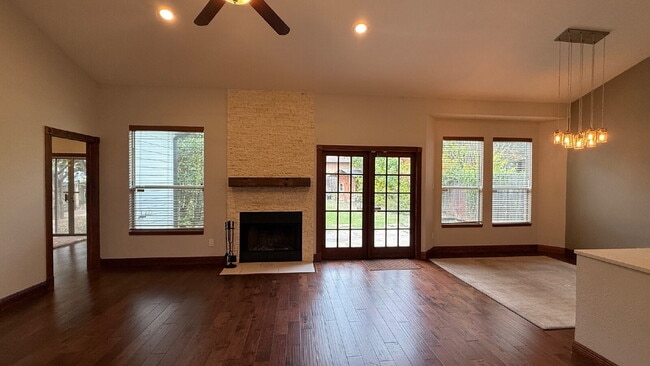 Building Photo - Beautifully Updated 3BR Home in Prime South Austin Location!