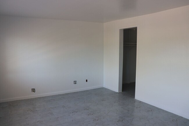 Building Photo - 2416 Cedar Dr