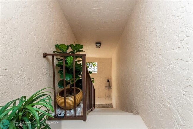 Building Photo - 270 Captains Walk