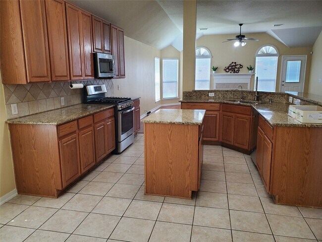 Building Photo - 2502 Suncreek Ln