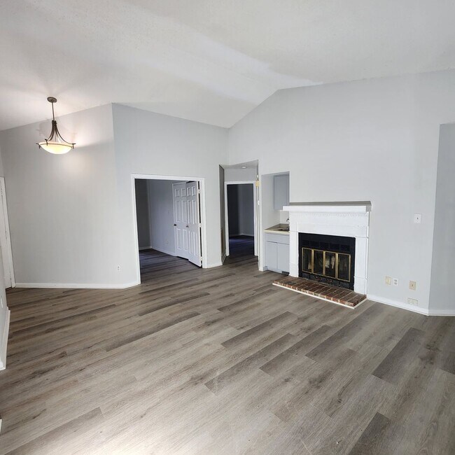 Building Photo - 3 Bedroom Townhome For Rent