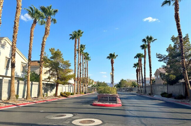 Building Photo - 1 WEEK FREE RENT!! 3 BEDROOM TOWNHOME WITH YARD + 2 CAR GARAGE IN GATED HENDERSON COMMUNITY