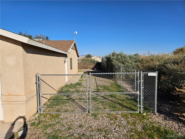 Building Photo - 9842 S Phoenix Dr