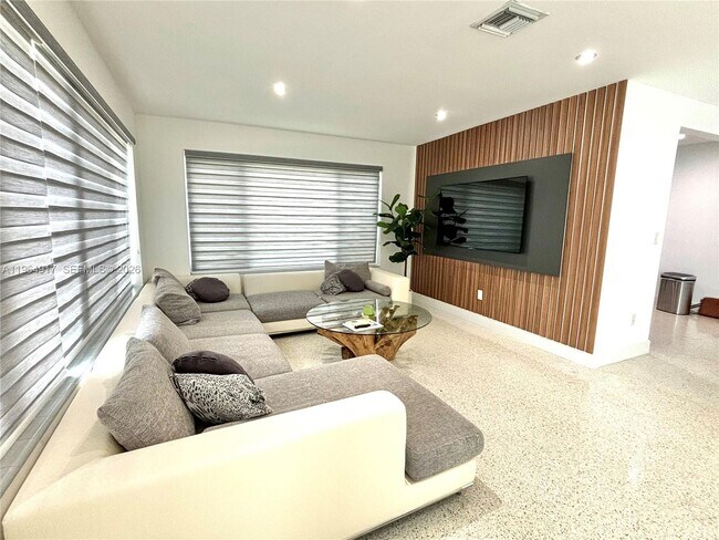 Building Photo - 30 NE 125th St