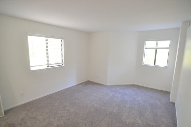 Building Photo - Spacious Lower Level Condo with all the Am...