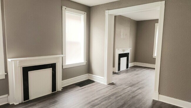 Building Photo - "Charming 3-Bedroom Retreat in the Heart o...