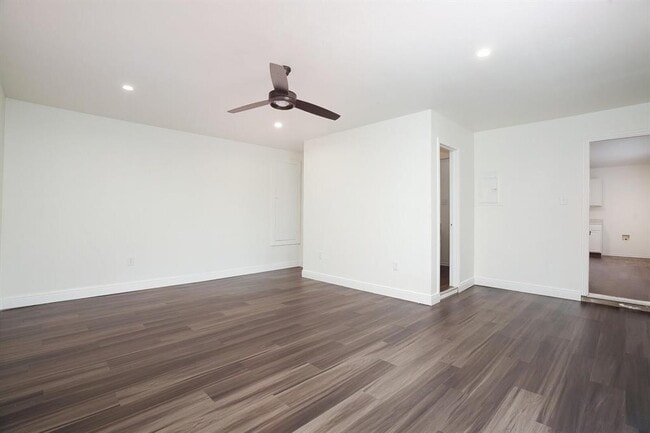 Building Photo - 140 Opal Lake Dr