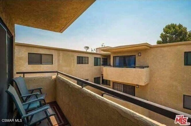 Building Photo - 10982 Roebling Ave