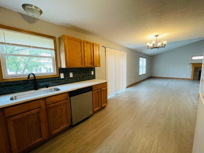 Building Photo - 8575 Fernbrook Dr