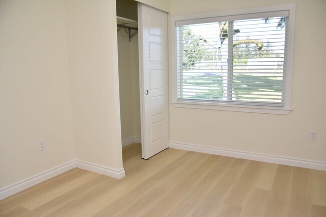 Building Photo - 5724 Hillcrest Dr SW