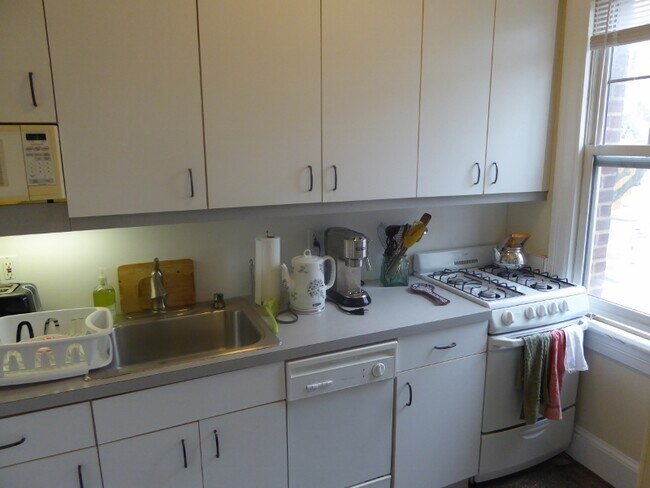 Building Photo - 1685 Crescent Pl NW