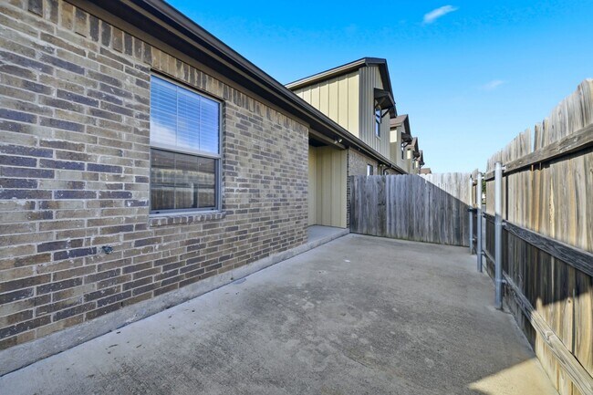 Building Photo - 312 Newcomb Ln