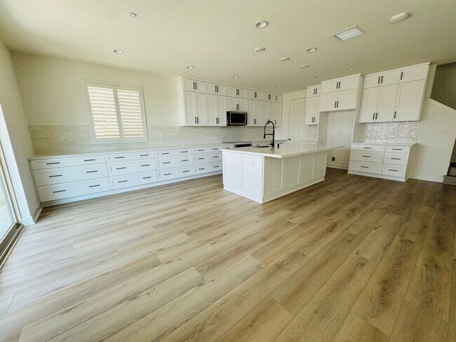 Building Photo - 8631 Mission Villa Dr