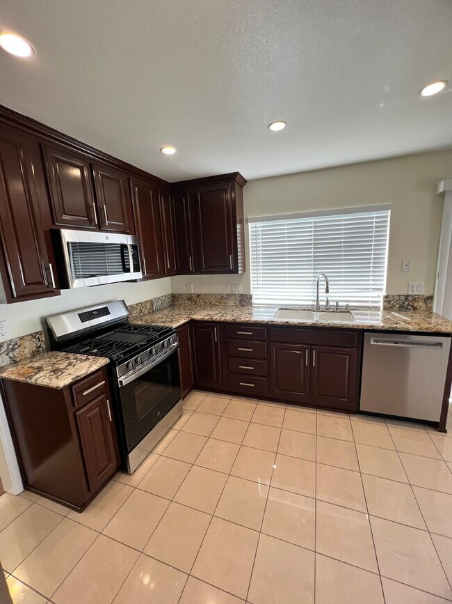 Building Photo - Camarillo - Four bedroom, 2.5 bathroom, plus loft