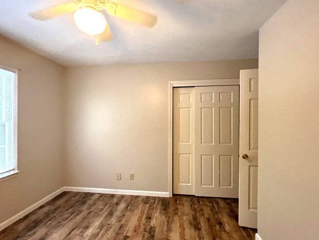 Building Photo - RENT SPECIAL! Charming end unit town home ...