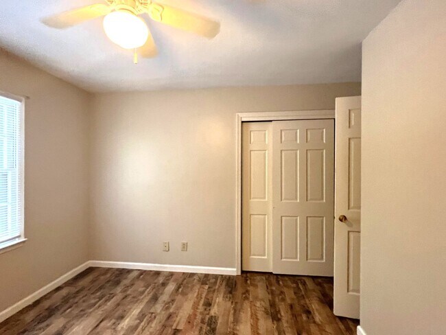 Building Photo - RENT SPECIAL! Just painted, modern gray! Charming end unit town home in Stones Throw. Walking dis...