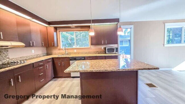 Building Photo - Spacious 5-Bedroom Kirkland Home – Daylight Basement, RV Parking, Quiet Private Drive & Top Schools!