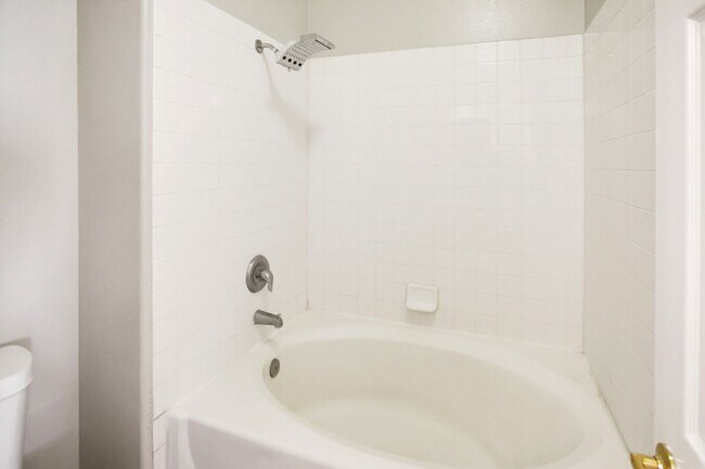 Building Photo - 2 Bed, Den, 1 Car Garage, Gated Northwest Condo