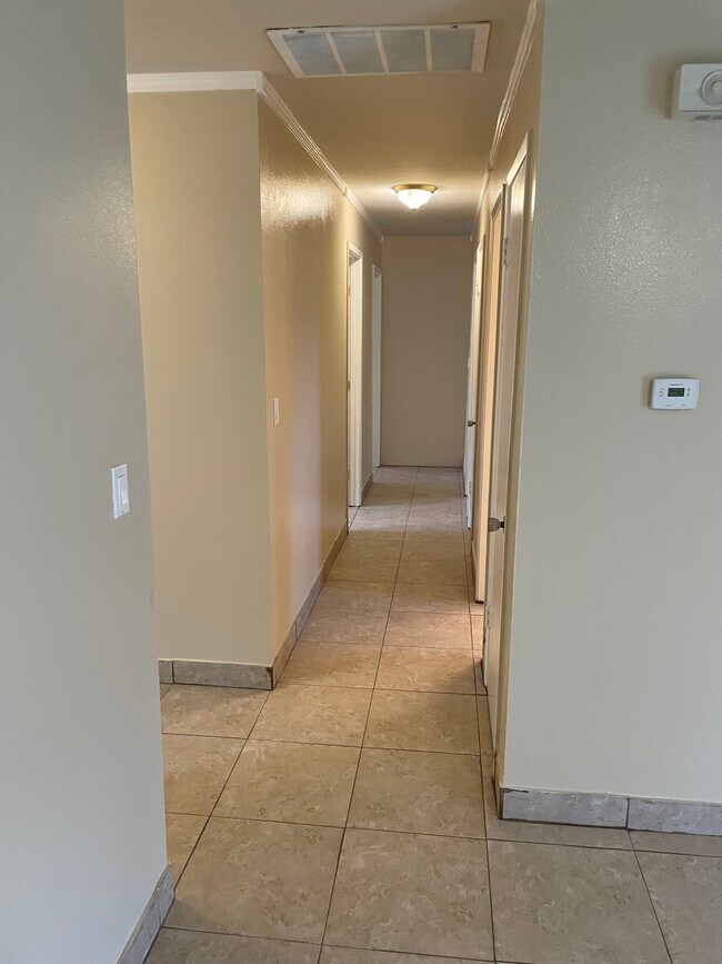 Building Photo - 1333 Woodside Dr