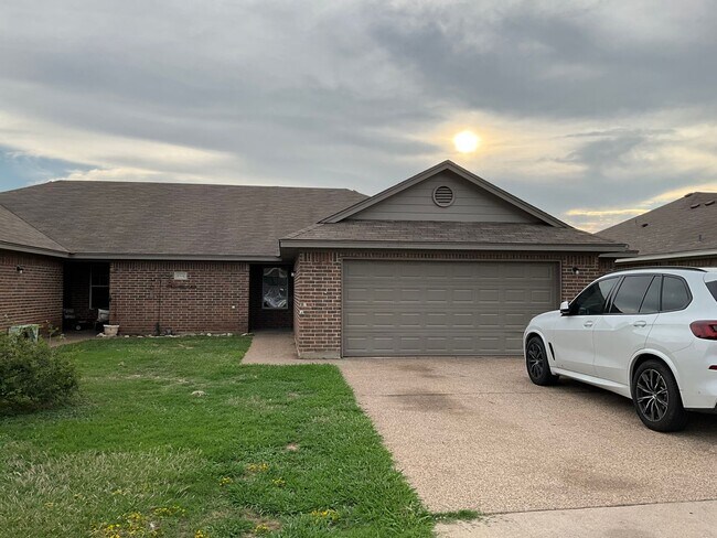 Building Photo - 10220 Lilac Ln