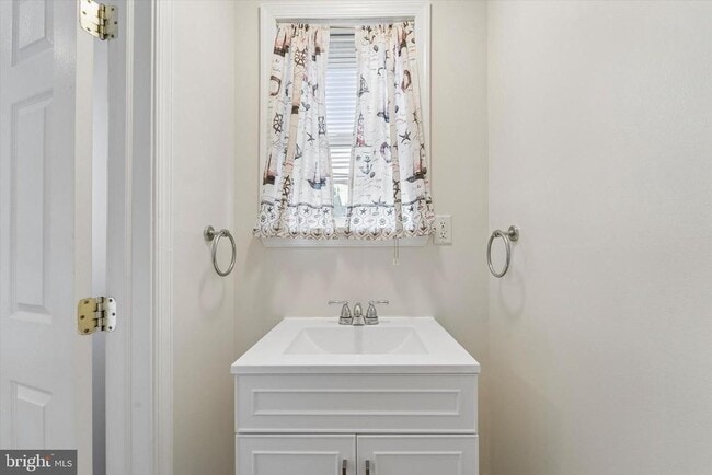 Building Photo - 3452 Sunnyside Ave