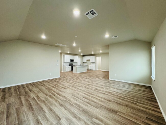 Building Photo - Deer Creek Schools + 4 Bedrooms + Newer Home in The Falling Springs Addition