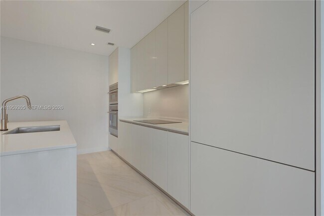 Building Photo - 700 NE 24th St