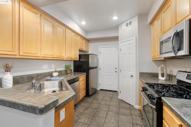 Building Photo - 271 Washington Dr