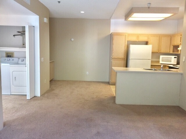 Building Photo - RB 2 Br 2 BathPetOK+washer+Dryer All Appl 2 Prkg spots>TEXT 858-774-1574