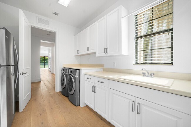 Building Photo - 9599 Moritz Way