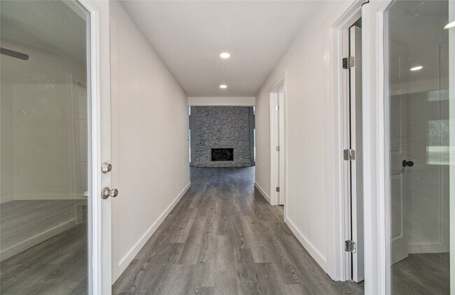 Building Photo - 619 River Plantation Dr